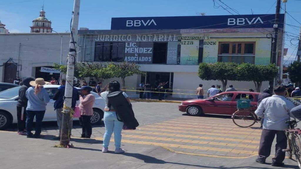 Hombre asesinado en BBVA Huejotzingo