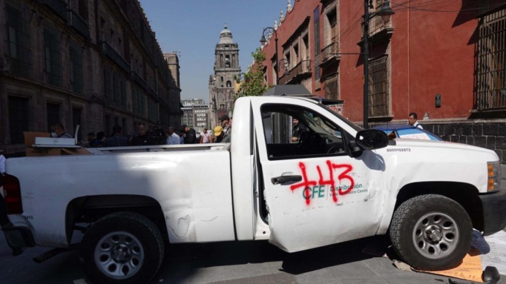 Descontrol en Palacio Nacional. Caso Ayotzinapa.