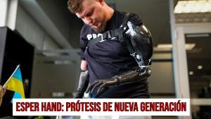 El soldado ucraniano Valera Kucherenko trabajando con sus manos biónicas.